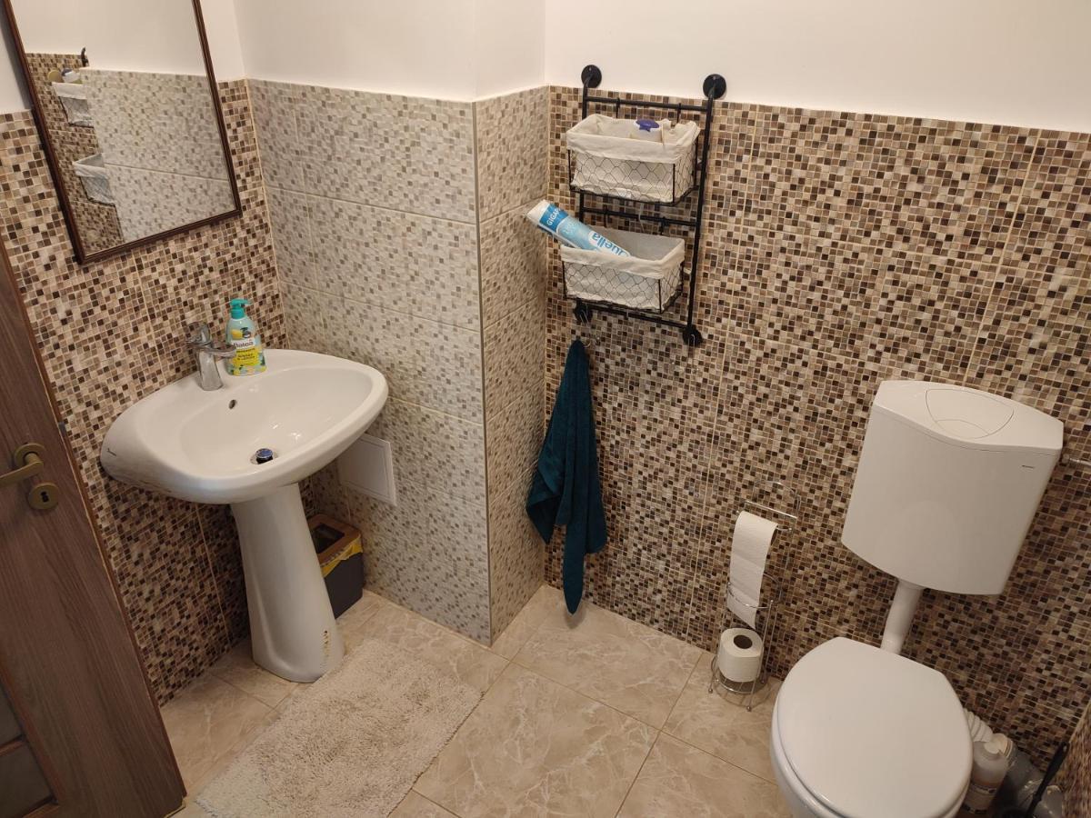 Lovely 1 Bedroom Apartment In City Centre, Sleeps 4 ! Turda Habitación foto